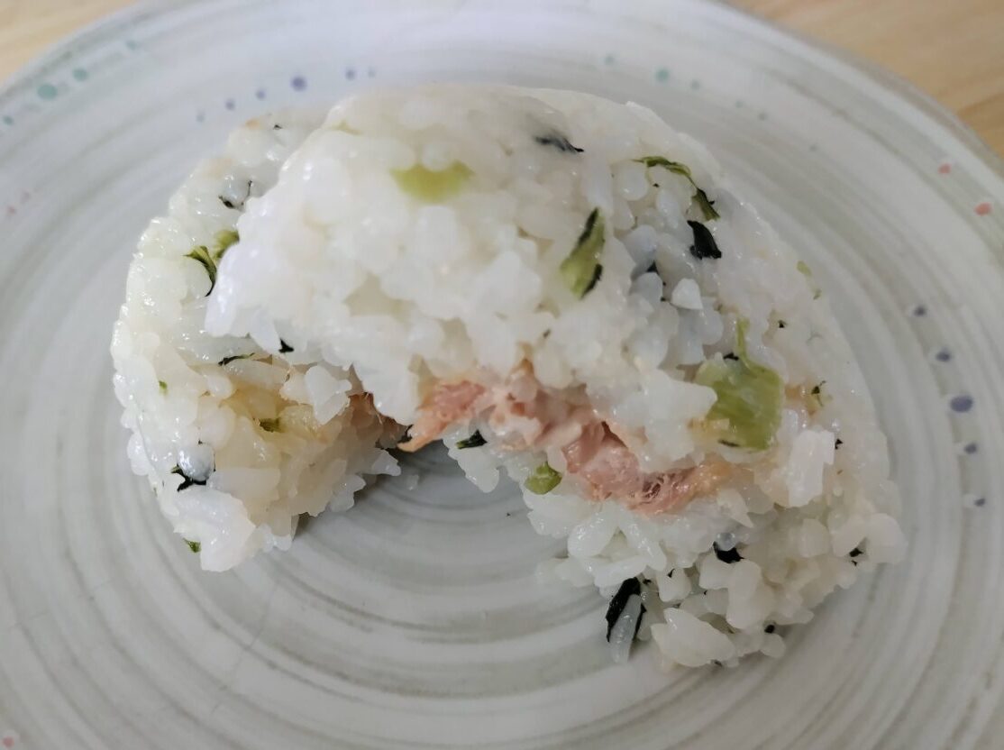 セブンイレブン菜めしおむすびツナマヨネーズ